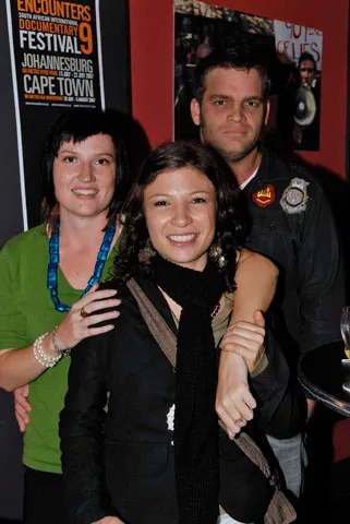 Centre Nikki Comninos (Do girls Want it) with friends