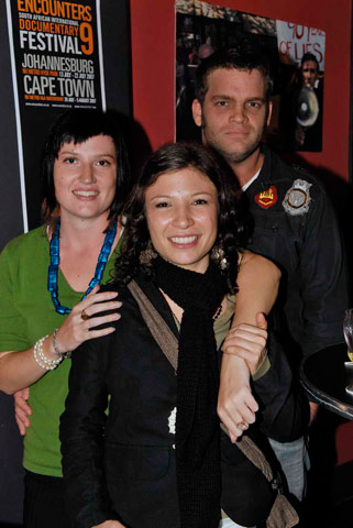 Centre Nikki Comninos (Do girls Want it) with friends